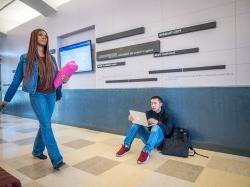 图为学生们在新环境与生命科学中心大楼的走廊里.
