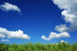 在一个阳光明媚的日子里，蓝天和绿草.