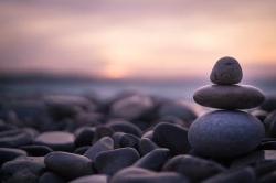 石头在水边保持平衡