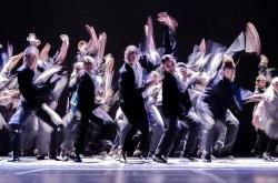 动作模糊的照片，几个舞者在舞台上接近相机