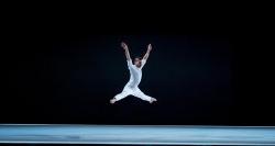 广角舞者在舞台上跳向空中
